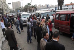 بالفيديو|| زحام خانق ومعاناة يومية للركاب في الإسكندرية بعد توقف قطار أبو قير والترام