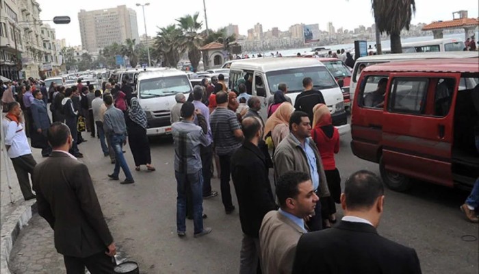 بالفيديو|| زحام خانق ومعاناة يومية للركاب في الإسكندرية بعد توقف قطار أبو قير والترام