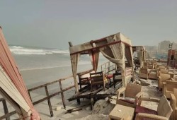فيديو || أمواج شديدة تحطم كافيتريا على كورنيش الإسكندرية