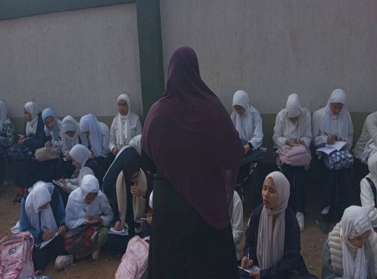 للتباهي بقرار الوزير.. طلاب المدارس على الأرض بعد إلغاء نظام الفترتين الدراسيتين في ظل عجز الفصول