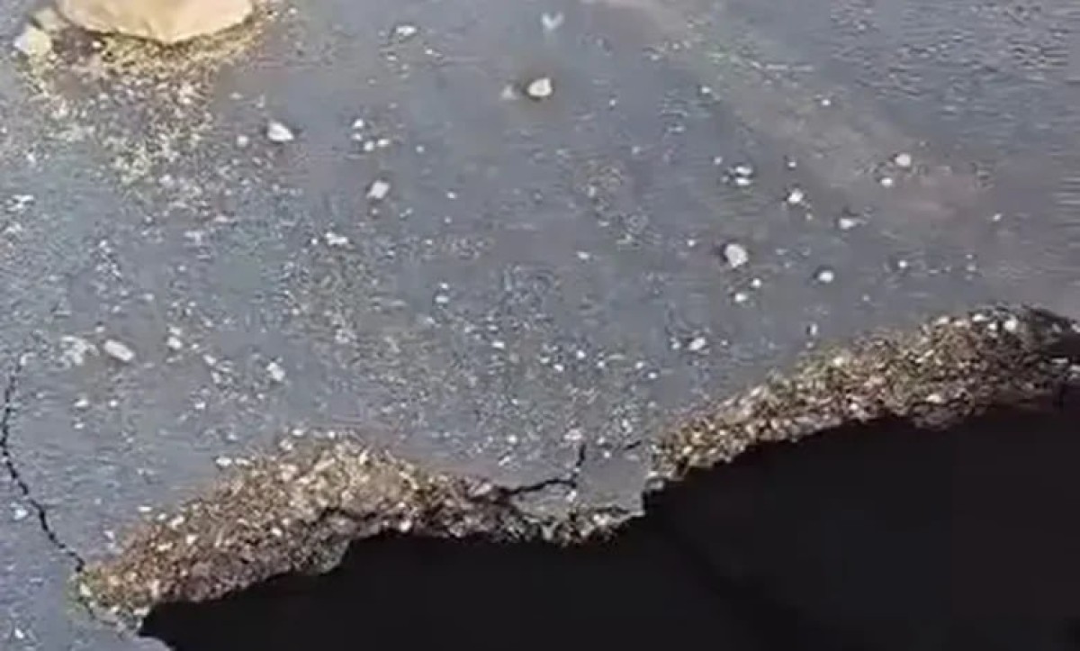 حفرة طريق«أكتوبر - الواحات» تعود بعد الإصلاح بساعات.. هبوط متكرر يفتح ملف جودة التنفيذ وإهدار المليارات