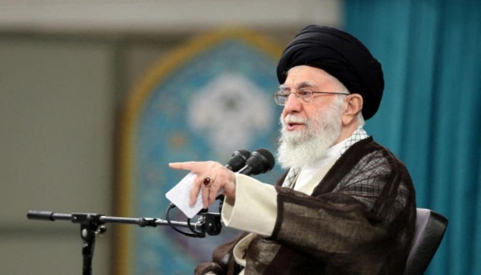 خامنئي يلوّح بإغراق حاملة أمريكية في الخليج: تغريدة تهديد ومناورات «الذخيرة الحية» تضع مضيق هرمز على حافة التصعيد