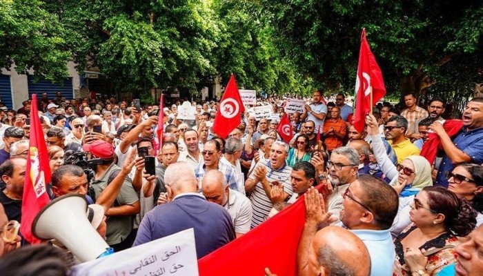 إضراب معلمي الثانوي في تونس يتمدّد ويضغط على الحكومة: 3 أيام شلل إقليمي وملف زيادات 300 دينار يعود للواجهة