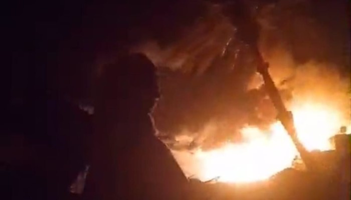 شاهد|| حريق هائل يلتهم 3 مزارع دواجن ويصيب شخصين بالفيوم