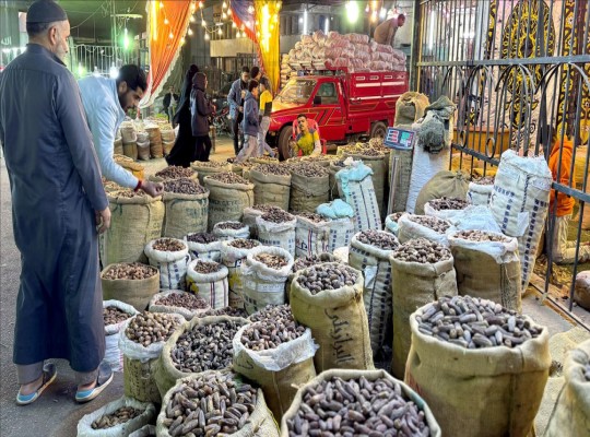 الغلاء يسيطر على رمضان في مصر.. عشر سنوات من تعويم الجنيه تحوّل سلة الغذاء إلى عبء ثقيل لا يتحمله الفقراء