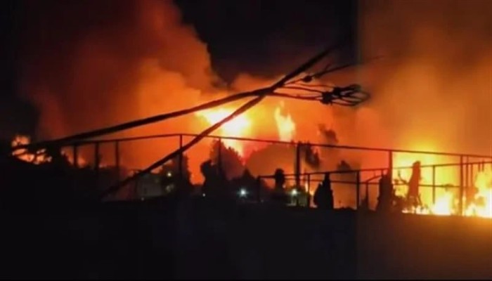 فيديو || حريق هائل يلتهم 3 مزارع دواجن ويصيب شخصين في الفيوم