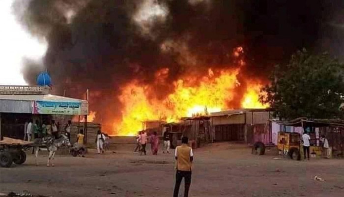 تصعيد دامٍ في السودان وضغوط إنسانية عابرة للحدود.. قصف الأسواق والمستشفيات يتزامن مع ترحيل سودانيين من مصر
