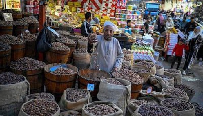 ذا ناشيونال || من الوفرة إلى التكيّف: المصريون يضبطون تقاليد رمضان على إيقاع زمن أصعب