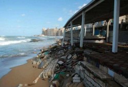 شواطئ الإسكندرية في مواجهة التآكل والعواصف