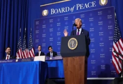 واشنطن بوست || ترامب يتحدث عن السلام في الشرق الأوسط بينما يتهيأ لحرب على إيران