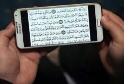 ختمة القرآن خلال رمضان.. أيهما تفضل المصحف الرقمي أم الورقي؟
