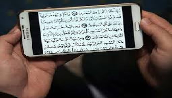 ختمة القرآن خلال رمضان.. أيهما تفضل المصحف الرقمي أم الورقي؟