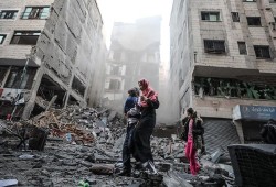 غزة تحت النار رغم الهدنة: شهداء يوميًا وتعثر إدخال المساعدات يفاقم المأساة