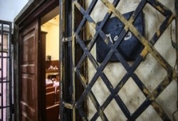 "أنقذوا ابني".. فيديو || صرخة أم: "لفّقوا لابني قضية في مركز مطاي لأنه رفض أن يكون مرشدًا"