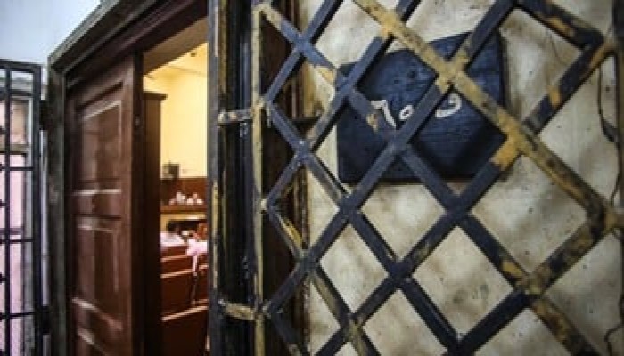 "أنقذوا ابني".. فيديو || صرخة أم: "لفّقوا لابني قضية في مركز مطاي لأنه رفض أن يكون مرشدًا"