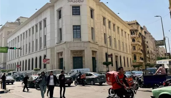 تحسُّن لا يراه الشارع.. تراجع عجز الحساب الجاري لمصر إلى 32 مليار دولار يصطدم بعجز مزمن في الدولار وواقع اقتصادي مختنق