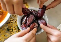أفضل الأطعمة للإفطار والسحور.. كيف يؤثر صيام شهر رمضان على جسمك؟