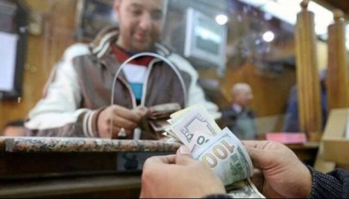 رغم زيادة الأصول الأجنبية بتحويلات العاملين بالخارج..الحكومة تعطش  السوق من الدولار