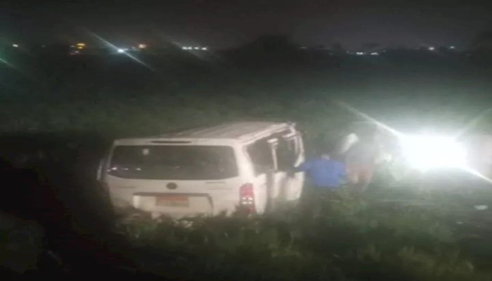 بالأسماء...إصابة 17 من أبناء ملوي في تصادم مروع بالطريق الدائري