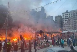 شاهد|| النيران تلتهم معرض فوانيس وزينة رمضانية أمام بوابة جامعة المنصورة.. وإصابتان بحريق منزل بالسنبلاوين