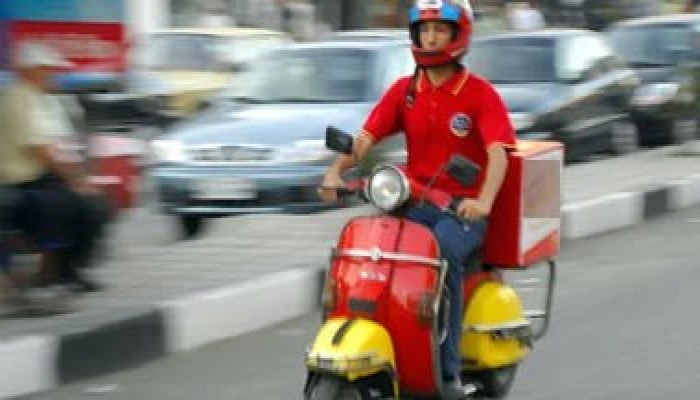 2 مليون دليفري بلا عقود ولا تأمين.. حكومة تتغنى بـ"التأمين الشامل" وتترك عمال التوصيل في قلب الاقتصاد الرمادي وحوادث الطرق