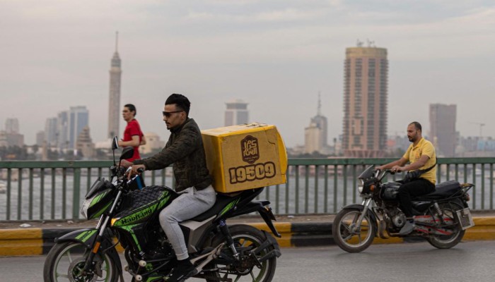 2 مليون عامل دليفري في مصر: اقتصاد الظل بين توسع التطبيقات وغياب الحماية القانونية