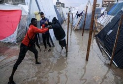 فيديو || أمطار غزيرة تغرق خيام النازحين في غزة وتزيد المعاناة الإنسانية