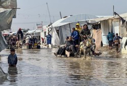 اعتداء  عسكري صهيوني  يُخلّف شهداء وجرحى وغرق مئات الخيام يفاقم مأساة النازحين بغزة