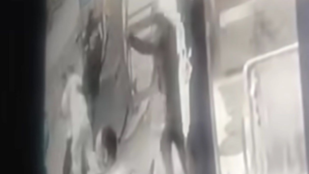 بالفيديو.. اعتداء على صاحب مقهى في القليوبية بالأسلحة البيضاء