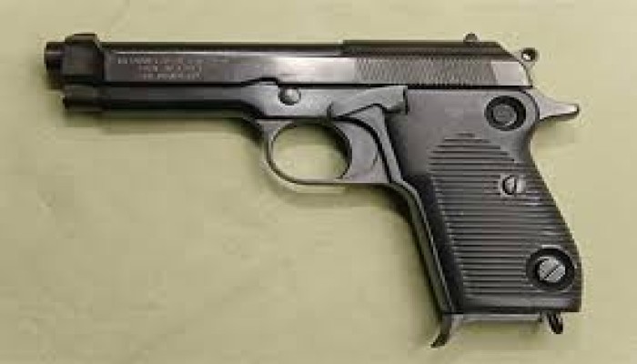 شاهد || كاميرات المراقبة تفضح أمين شرطة أثناء تلفيق قضية سلاح لطليقته