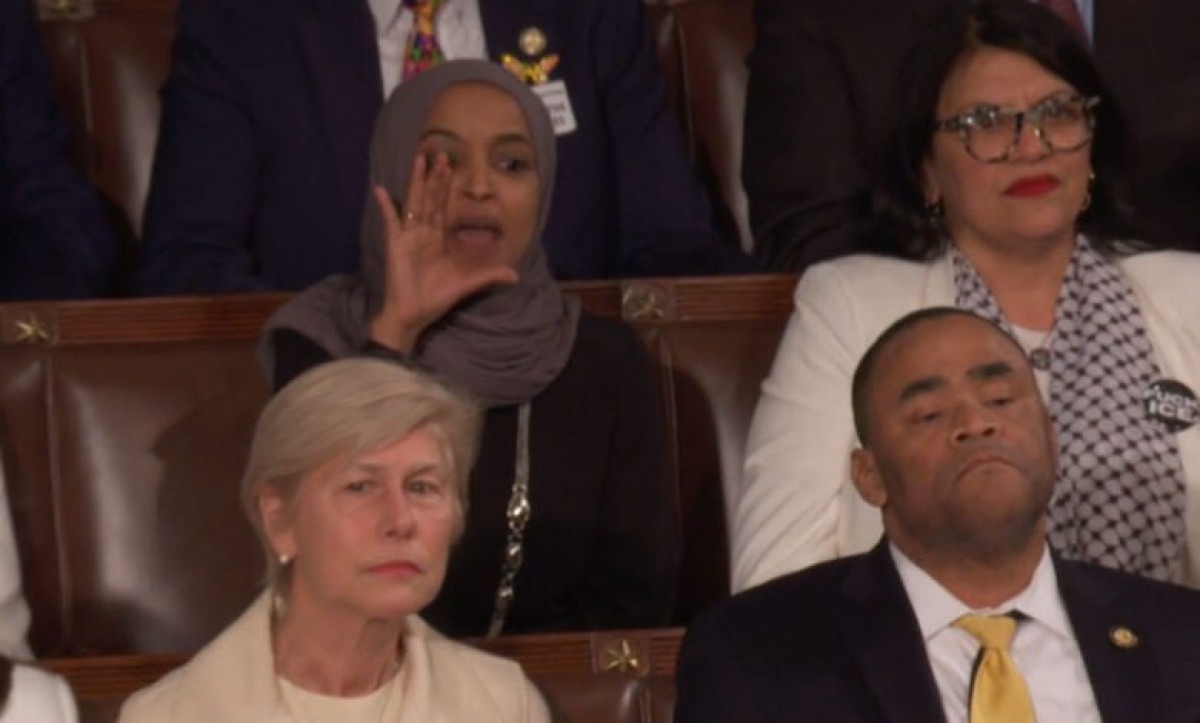 صرخة إلهان عمر في خطاب حالة الاتحاد: مواجهة علنية تكشف حدود مساءلة ترامب وحضور اللاجئين في السياسة الأمريكية