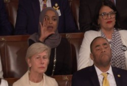 صرخة إلهان عمر في خطاب حالة الاتحاد: مواجهة علنية تكشف حدود مساءلة ترامب وحضور اللاجئين في السياسة الأمريكية