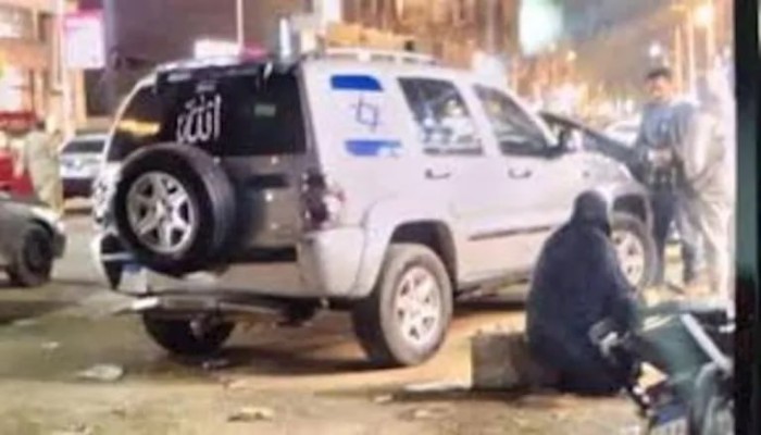 فيديو وصور: سيارة تحمل علم إسرائيل تستفز المارة وتدهس 3 مواطنين في كرداسة.. والأهالي يضبطون السائق