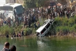 14 مصاباً و4 مفقودين بحادث سقوط ميكروباص بترعة في الأقصر بعد تصادم مروع ... وأسئلة تتجدد حول إهدار المليارات على سلامة الطرق والرقابة