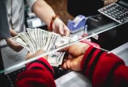 مدخرات المصريين تتبخر تحت حكم العسكر: من “شهادات قناة السويس” إلى خفض الفائدة.. صغار المودعين يدفعون ثمن عقد من الإيداع