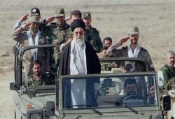 برفقة خامنئي.. الإعلام الإيراني يؤكد مقتل 7 من كبار القادة العسكريين و40 مسؤولا إيرانيا