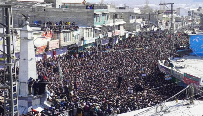 بالفيديو|| مقتل 8 متظاهرين في احتجاجات على مقتل "خامنئي" أمام القنصلية الأميركية في باكستان