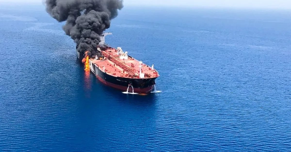 مضيق هرمز يشتعل بعد عدوان واشنطن وتل أبيب: ناقلة تغرق و100 سفينة تتكدس وتهديد مباشر لشريان الطاقة العالمي