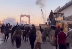 فيديو || محتجون يهاجمون السفارة الأمريكية في العراق بعد مقتل خامنئي