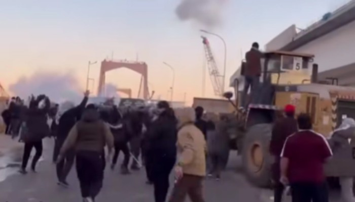 فيديو || محتجون يهاجمون السفارة الأمريكية في العراق بعد مقتل خامنئي