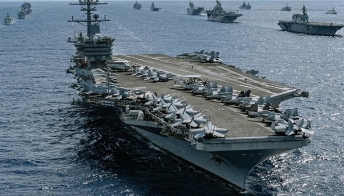 الحرس الثوري الإيراني يستهدف حاملة الطائرات لينكولن بـ4 صواريخ باليستية