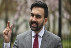 "تصعيد كارثي".. رئيس بلدية نيويورك ونائبة الرئيس الأمريكي السابق ينددان بالحرب على إيران