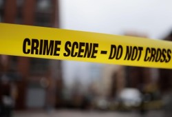 مسلح يرتدي قميصًا يحمل العلم الإيراني يقتل ويصيب 16 شخصًا في تكساس