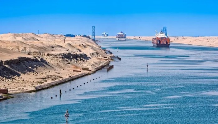 حرب واشنطن وتل أبيب على إيران تضرب الملاحة والاقتصاد المصري: تهديد مباشر لقناة السويس وتحويلات الخارج