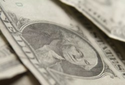 الدولار يقترب من 50 جنيهًا والذهب يتجه إلى 8 آلاف: أموال ساخنة تغادر والاقتصاد يختبر مناعته