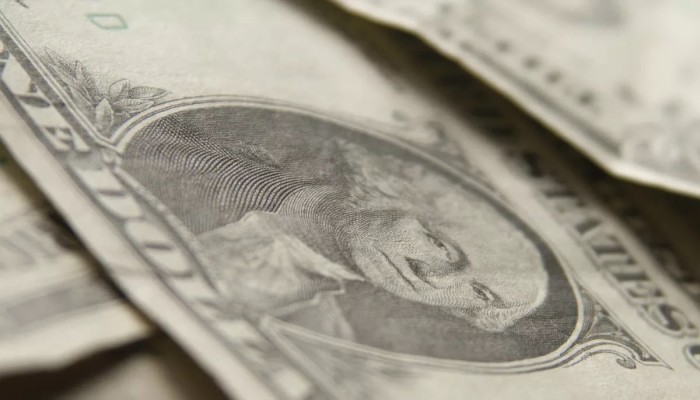 الدولار يقترب من 50 جنيهًا والذهب يتجه إلى 8 آلاف: أموال ساخنة تغادر والاقتصاد يختبر مناعته