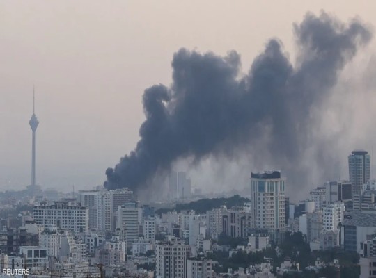 نيران تحرق 100 قارب صيد في ميناء جاسك جنوب إيران وتهديدات بتوسيع الحرب.. الخليج على حافة انفجار اقتصادي جديد