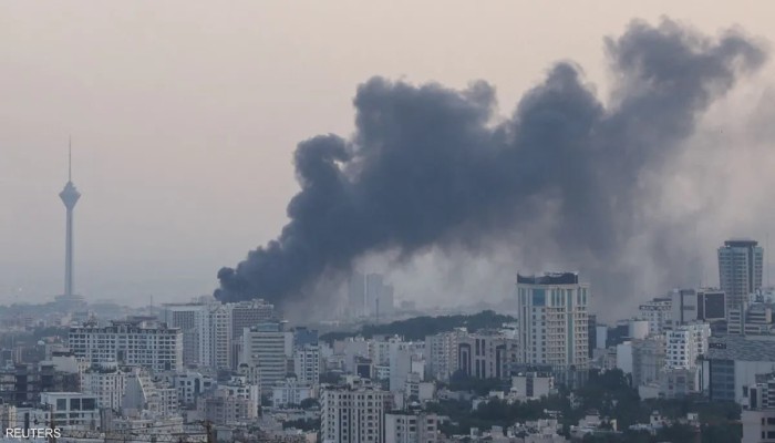 نيران تحرق 100 قارب صيد في ميناء جاسك جنوب إيران وتهديدات بتوسيع الحرب.. الخليج على حافة انفجار اقتصادي جديد