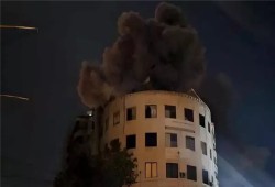 بالفيديو|| قصف إسرائيلي يستهدف مقر قناة “المنار” في لبنان