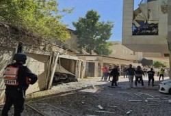 صور وفيديوهات ترصد تساقط رؤوس انشطارية فوق تل أبيب في اليوم الرابع للحرب